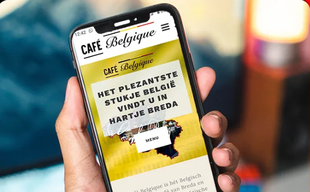 Café Belgique op de telefoon